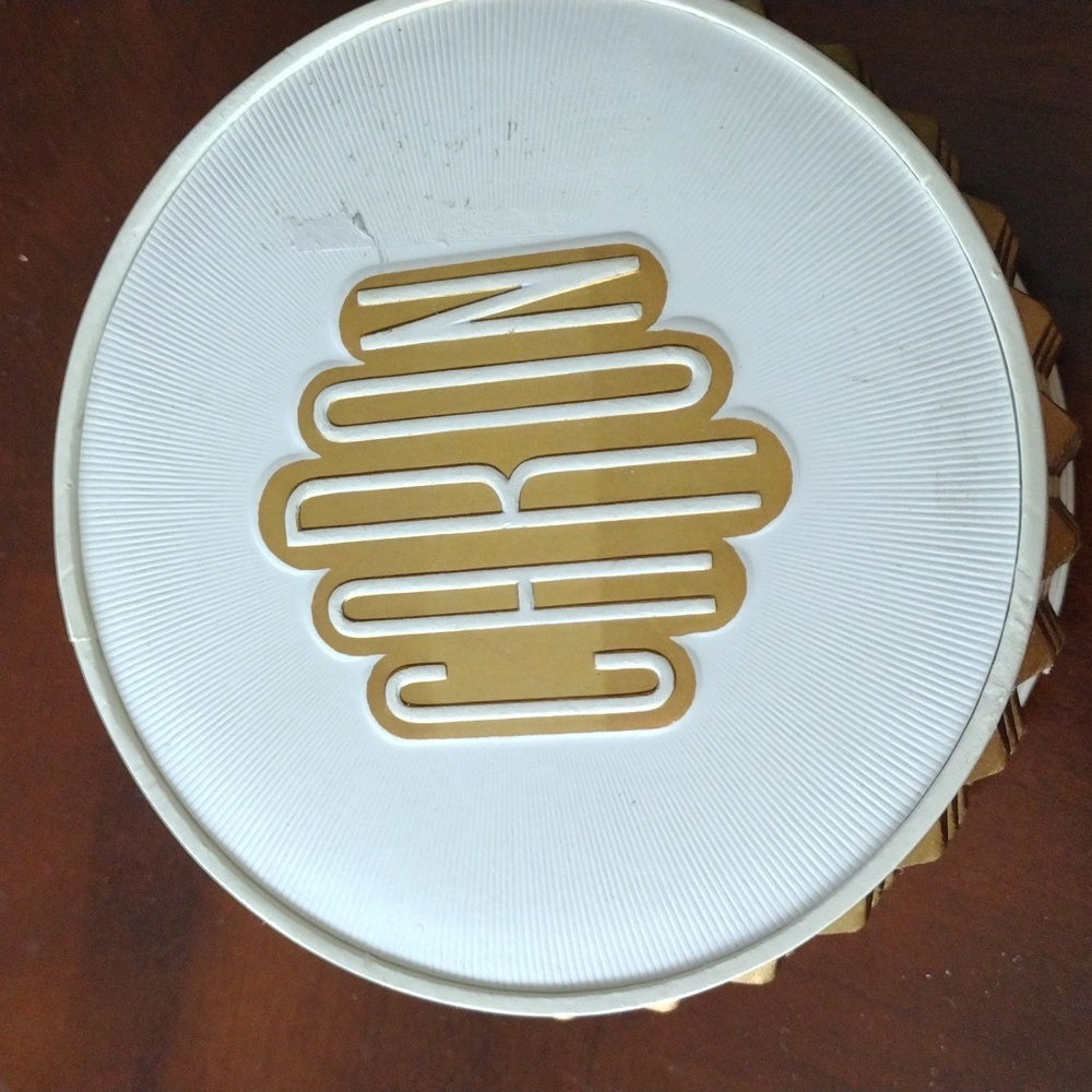 Caron madam powder made in Paris new 2oz